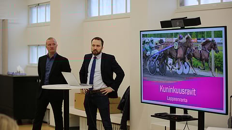 Teemu Keskitalo ja vt kaupunginjohtaja Tuomo Sallinen Lappeenrannasta esittelivät Lappeen Kuninkuusravit-hakemusta valtuuskunnan kokouksessa marraskuussa 2023.