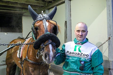 "Raviurheilu siitä mielenkiintoinen ala, että ei tässä koskaan tule valmiiksi, aina oppii jotain uutta", Eetin kanssa vuonna 2019 poseerannut Jouni Törmänen sanoo.