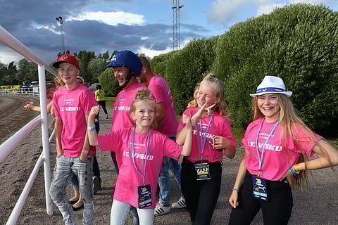 Teinin pariskunnan kuusi lasta ovat innokkaasti mukana raviurheilussa, kuten Vermon Kuninkuusraveissa 2017 nähtiin.