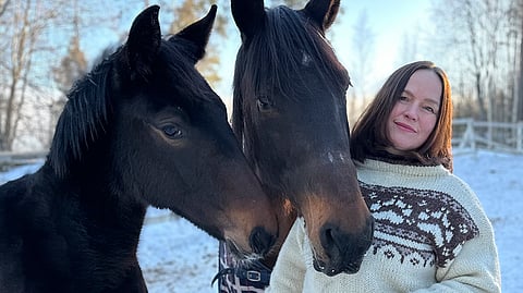 Irina Keinänen nunciolaisen Aquilonen ja sen emän Gaia Källin kanssa.