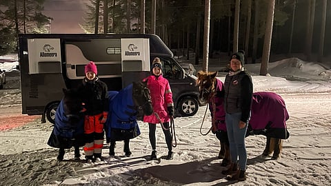 Loppu hyvin, kaikki hyvin. Elvis, Pena ja Miina jäivät nalkkiin. Kuvassa karkulaisten kiinniottamisessa avustaneet Nea ja Senja Kopalainen ja ravikoulun vastuuohjaaja Nora Rantanen.