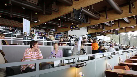  Noin 120 henkeä seurasi Jalostuspäiviä lauantaina Killerin raviradan ravintolakatsomossa.