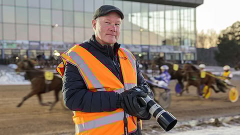 Valokuvaaja Pekka Salonen tutulla asemapaikallaan Vermon sisäkentällä.