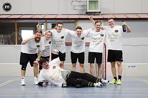 Team Kultti mestaruuspaidat yllään.