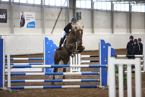 Loiste Priimus loisti esteillä. 