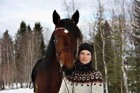 Noora Hirvimäki haaveilee isoista kisoista, ja on valmis lähtemään Kolaristen vaikka maailman ääriin ohjastamaan montéa.