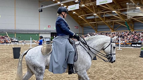 Maria Laamanen ja Insolito tilanteessa, jossa ruuna ei enää jännittänyt pullistelevia yleisölehtereitä. 