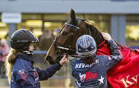 Aurora Comery, Jenny Jalasti ja Emma Väre (selin).