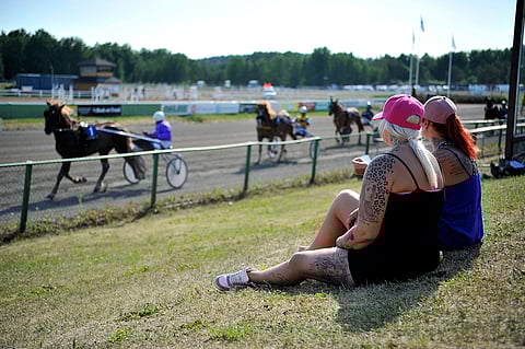 Riihimäellä voi katsella raveja katetusta istumakatsomosta tai hyvällä säällä vaikka piknikillä nurmikolla.