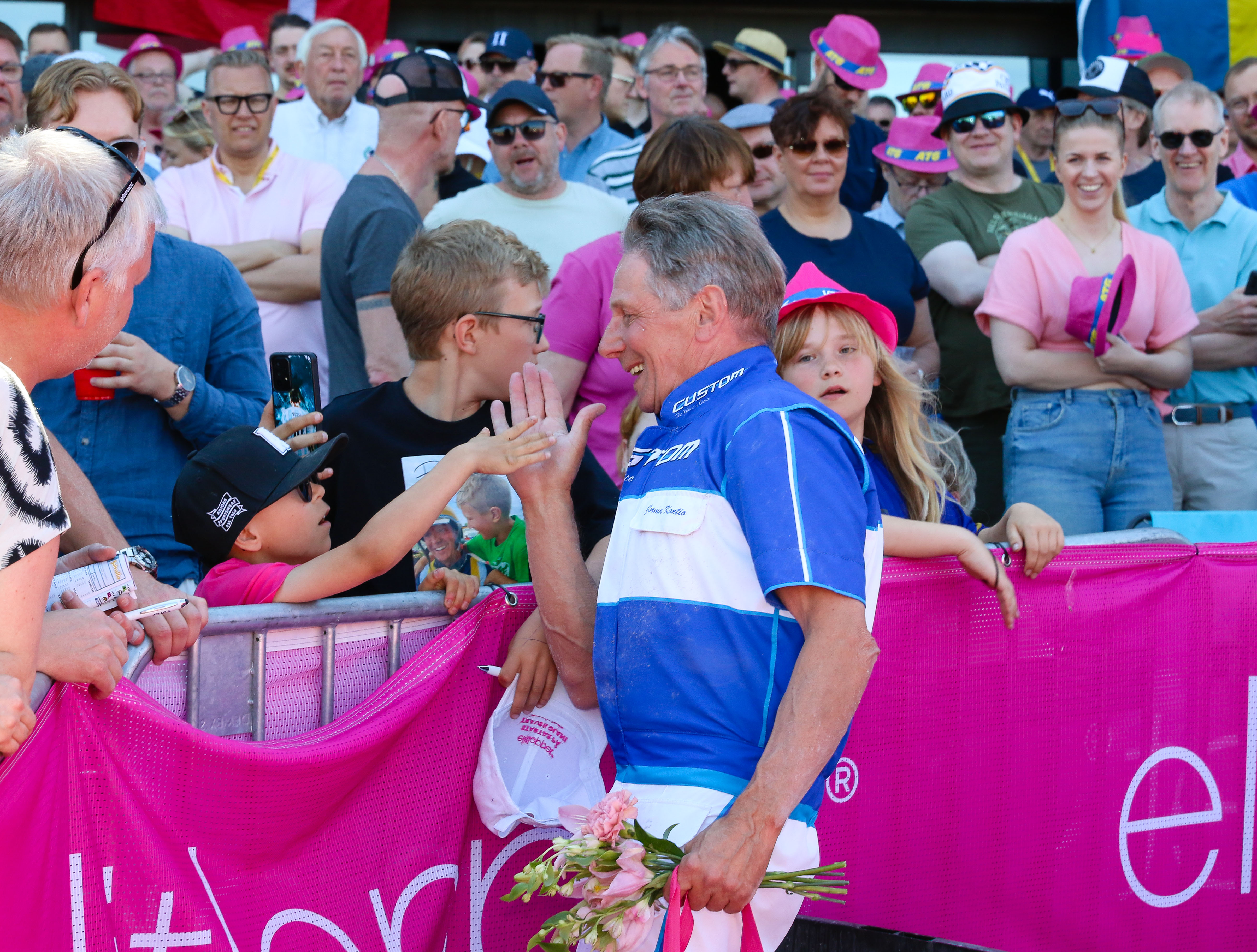 Jorma Kontio raviohjastaja ja ylävitoset fanin kanssa