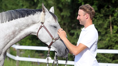 Axel Lindberg ja FWB-ruuna Bonapartis, jonka laji on hurja, ja luontokin oli ennen, mutta jonka elämä on nykyään rauhallista ja tasaista.  