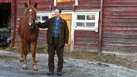 Matti Louko kasvattaa kilpahevosensa itse. Kuvassa Louko on Korsu-Tuiskun kanssa, mutta tänään vauhtiin pääsee Vauhtisokeus. Kilpailu-uransa on myös juuri aloittanut Vauhtisokeuden pikkusisko Ylinopeus.
