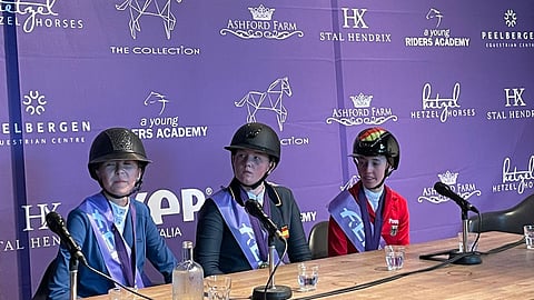 Mitalistit haastateltavana Kronenbergissa.