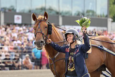 Hoitaja Kaisa Tamminen ja V.G. Voitto tuulettivat päätösmatkan ja kuninkuuden voittoa. 