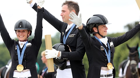 Saksa on yhä maailman ykköskouluratsastusmaa. Jessica von Bredow-Werndl, Frederic Wandres ja Isabell Werth. 