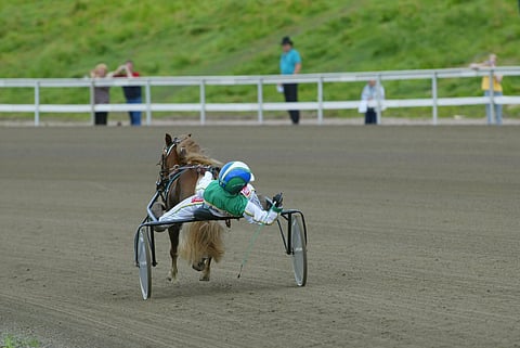 Juho Ihamuotila intoutui tuulettamaan Golda Apachen rattailla SM-voittoa vuonna 2004 Rovaniemen kuninkuusraviyleisön edessä.