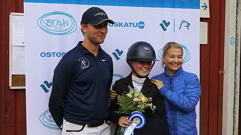 Kenttäratsastuksen Big Tourin kärkikolmikko oikealta vasemmalle: toiseksi sijoittunut Axel Lindberg, voittaja Orvokki Somervuori sekä kolmanneksi sijoittunut Wilhelmiina Poikkeus. 