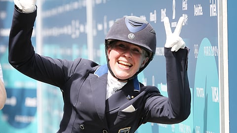 "Kaikki on niin uskomatonta! Milloinkohan tämä pilvi katoaa?" onnellinen ja vapautuneen oloinen Emma Kanerva ajatteli ääneen Pariisissa. Ja flow senkun jatkuu.  