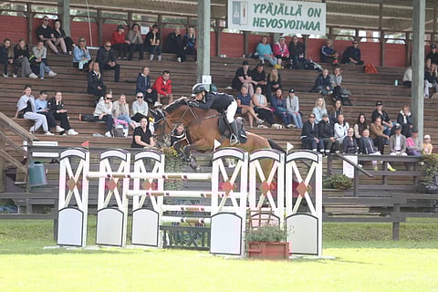 Tässä tullaan viimeisellä kierroksella maaliin 140-esteillä Pure Joyn kanssa. 