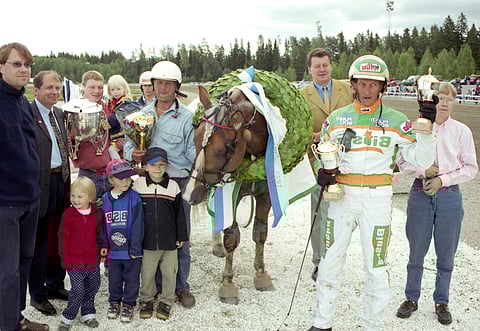 Liising toi Derbyn seremoniapaikalle valmentaja Juha Kortekallion ja ohjastaja Ari Moilasen.