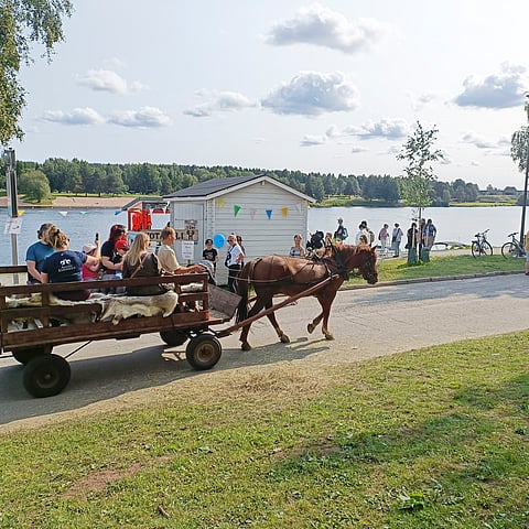 Valtteri Männikkö kyyditsi kaupunkilaisia Rovaniemen Wanhoilla Markkinoilla kolmen päivän ajan, ja halukkaita riitti kyytiin vielä sunnuntai-iltapäivänä.