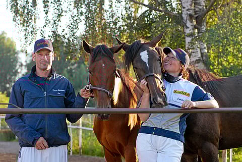 Luttusen valmennuksesta löytyy runsaasti nuoria hevosia. Kuvassa Jani Lamminparras ja 2-vuotias ruuna Steamy Windcape (Who’s Who) sekä viime viikolla opetuslähdössä edukseen esiintynyt ori Explosie Star (Explosive Matter) yhdessä Janita Luttusen kanssa.