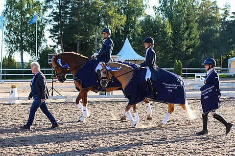 Ypäjän joukkue: Annu VIitanen, Lassi Lehmusto ja Vekardo, Anna Kärkkäinen ja Minion Verde ja Helkky Ylönen. 