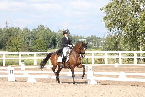 Jasmin Sikström ja Clementine II voittivat Hyvinkäällä inter II -luokan. 