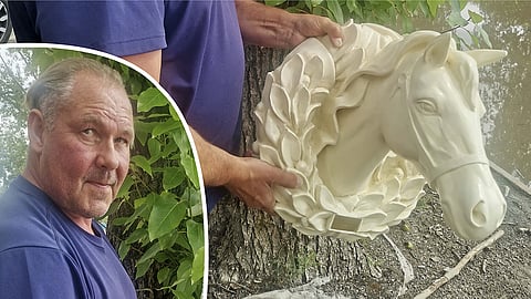 Marko Kärkkäinen esittelee kipsistä tehtyä taideteosta.