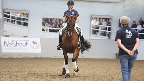 Cathrine Laudrup-Dufour tuntee olonsa mukavaksi, kun hän on klinikassa se, joka ratsastaa ja Kyra Kyrklund se, joka opettaa ja selittää. Tässä parannetaan Danten piaffia. 