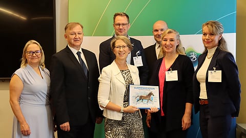Kuvassa vasemmalta oikealle Minna Mäenpää ja Antti Lehtisalo (Suomen Hippos), ministeri Sari Essayah, Matti Rehula (Suomenhevosliitto), Jukka Koivisto (SRL), Tuula Pihkala (Suomenhevosliitto), Heli Kivimäki-Manner (edustaen Suomen Ratsut ry) 