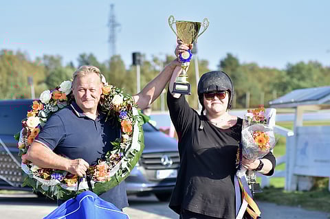 Harri ja tytär Ilona Sulku pääsivät tuulettamaan Carun voittoa viime vuonna suomenhevosten Oulu Express -finaalissa.