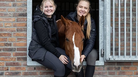 Oikealta Merita Hagren, Alkaline ja hoitaja Julie Sögaard. 