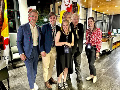 Seminaarin juontanut Sindre L. Nyeng, DNT:n viestintä- ja kehityspäällikkö Marius Lundstein, Hippoksen viestintä- ja markkinointijohtaja Saara Iivari, Cockstilen kasvattaja ja järjestössä vapaaehtoisena toimiva Per-Erik Hagen ja Société du Trotteir Français kansainvälisen osaston projektipäällikkö Marianne Simonnot. 