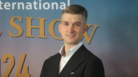 Valtteri Gundersby punnitsee SRL:n hallituspaikkaa juristin tarkkuudella. 