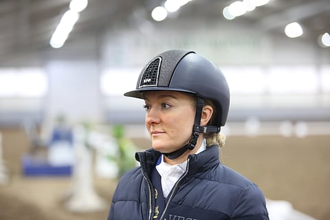 Tuomaritoiminta tiukaksi ja nivelkuolaimet sallituiksi, ehdottaa kouluratsastaja Stella Hagelstam ensimmäisiksi toimenpiteiksi FEI:hin. 