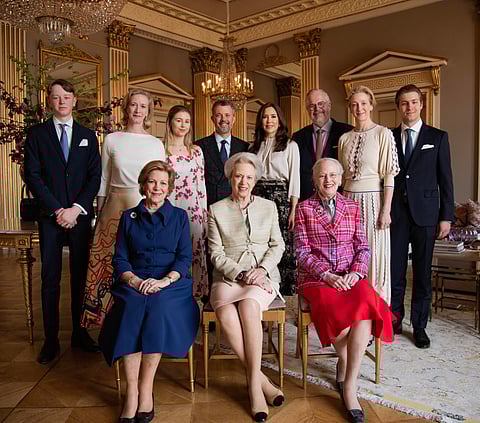 Tanskan kuningashuoneelta tuli vahva signaali maan ratsastajainliitolle. Alarivissä vasemmalta kuninkaalliset sisarukset Anne Marie, prinsessa Benedikte sekä Tanskan kuningatar Margareeta II. 
Ylärivissä vasemmalla Benedikten tytär olympiaratsastaja Nathalie zu Sayn-Wittgenstein, keskellä Tanskan kruununprinssi Frederik Mary-vaimoineen ja kreivi Michael Ahlefeldt Laurvig Bille, Nathalien siskon Alexandran mies. 
