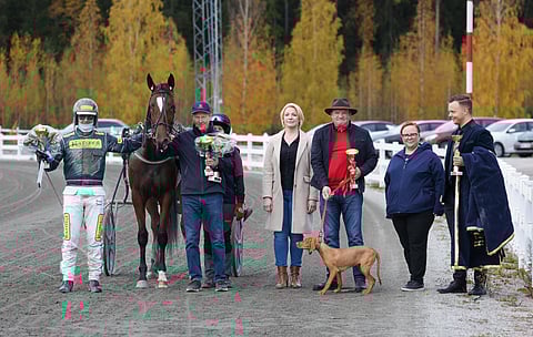 Hannu Torvinen, valmentaja Pekka Korpi ja osaomistaja-kasvattaja Ilkka Herlin olivat mukana voitonjuhlissa. Herlinin koiraa unohtamatta.