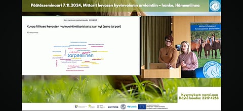 Hyödyllistä vai ei? Terhi Thuneberg ja Marjo Kaivolahti-Koukkari odottelivat, kun interaktiiviset arviot kerääntyivät sanapilveen Mittarit hevosen hyvinvoinnin arviointiin -hankkeen päätösseminaarissa. 