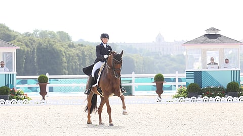 Greek Airilla tässä ratsastava Emma Kanerva pitää syyskuussa klinikan toisen maajoukkueratsastajan Terhi Stegarsin kanssa. 