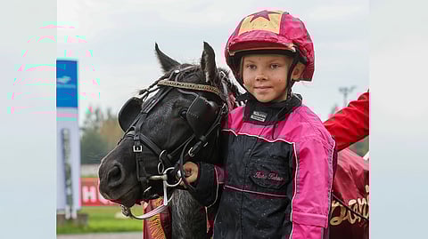 Amanda Hänninen valmentaa ja ohjastaa Stenbydal’s Castillaa.