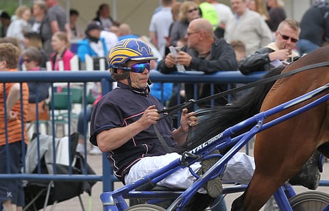 Seppo Romo lämmittämässä valmentamaansa Bazire Broddea Kouvolassa kesällä 2019.