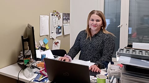 Nelli Lindholm on Oulun raviradan kilpailuvastaavana mukana monenlaisissa tehtävissä. Ravitapahtuman alla puhelin soi jatkuvasti, kun moni asia on Lindholmin hyppysissä.