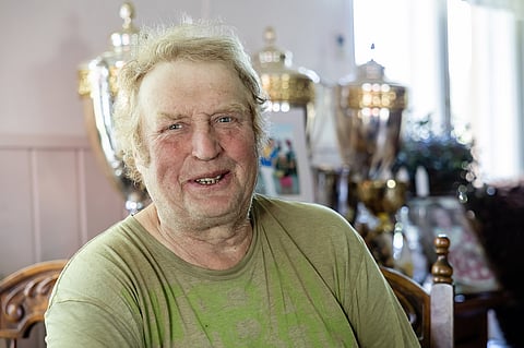 ”Oon mä ollut Valehtelijoiden klubissakin. Helge Herala sitä veti, ja myin siinä hevosenkin”, Pertti Puikkonen naurahtaa entisajan viihdeohjelmalle.