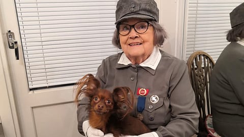 Hildur Hagelberg on mukana lottien perinnetoiminnassa.  Tässä hänellä on päällään alkuperäinen lottapuku.