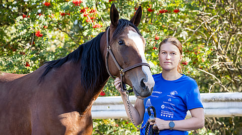 Callela Evelyn ja Ulla Alaluusua ovat löytäneet yhteisen sävelen. Erityisen paljon treenaria miellyttää tamman työmoraali. ”Sen kanssa on kiva työskennellä.”