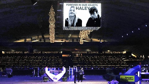 Mechelenissä vietettiin lauantai-iltana hiljainen hetki menehtyneen Haley Cuypersin muistoksi. Mies kuvassa on veli Kyle Cuypers, jonka groomina Haley oli, ja jonka oli tarkoitus osallistua nuorten luokkiin Mechelenissä. 