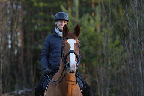 Antti Lehtilä kokosi Palapelin.  Kuvassa lähdössä maastokävelylle Le Grand Charmeurin kanssa.