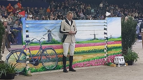 Tuhannen taalan valmentautumiskysymys kuuluu: Miten Suomi pääsisi Ruotsin tasolle? Tätä kysymystä maanantaina SRL:n valmennuspäivillä myös pohdittiin.   Kuvassa ruotsalaistähti, yksi monista, Peder Fredricson tekee radankävelymuistiinpanoja. 