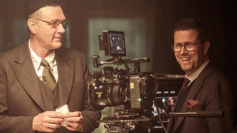 Klaus Härön ohjauksessa Ville Virtanen ja katsojat pääsevät autenttiseen 1940-luvun tunnelmaan elokuvassa Ei koskaan yksin.